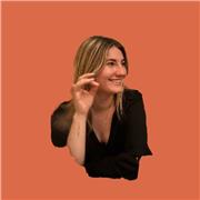 Soy Margot, profesora nativa francesa. Ofrezco clases dinámicas y personalizadas para principiantes e intermedios.